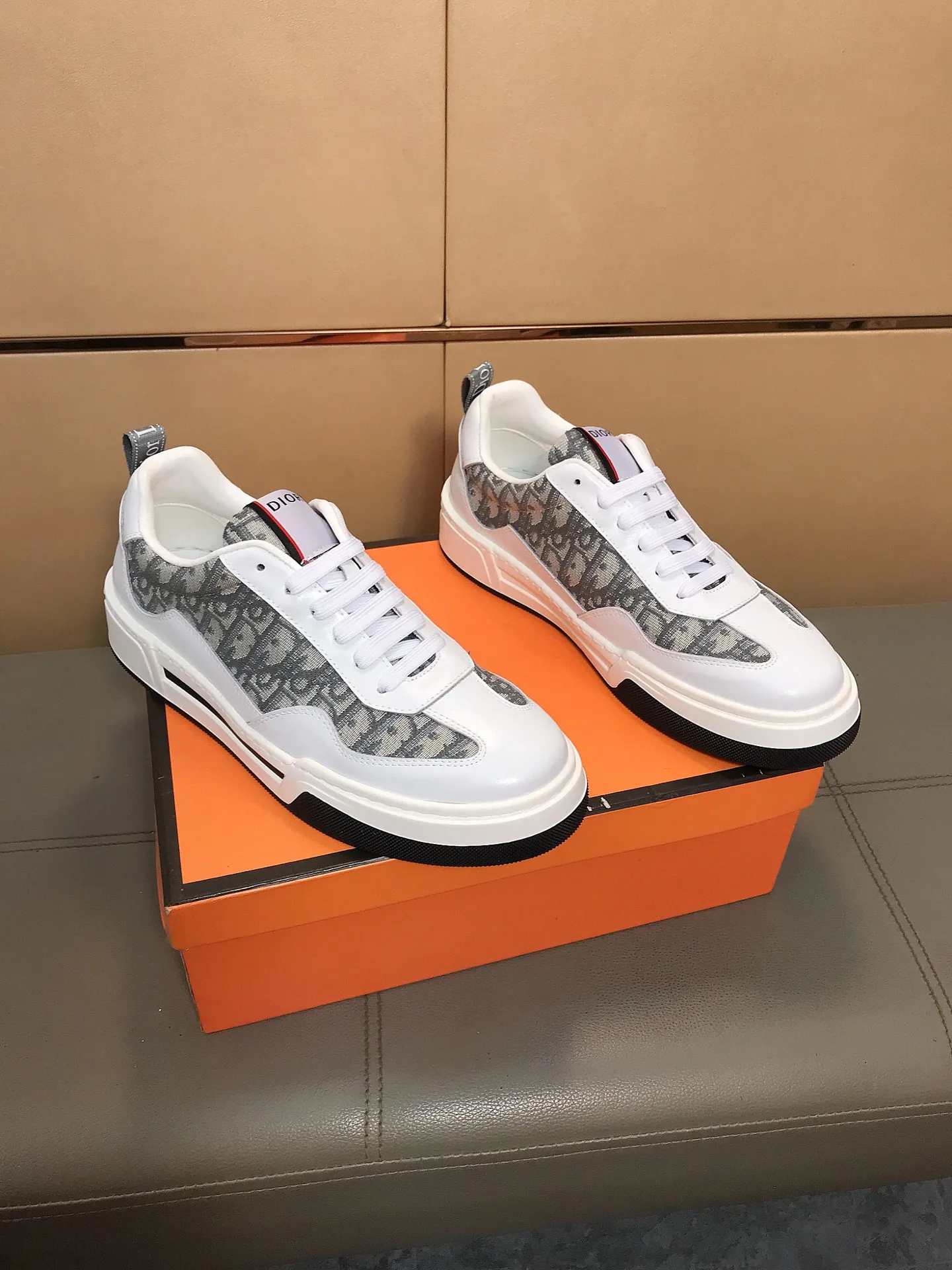 Factory price 400 ↔️↔️ (Dior) new men's casual sports shoes 👣 Full of charm, luxury style gentleman shoes. Upper: Made of imported Italian cowhide + printed fabric, sheepskin lining. Branded wear-resistant soles; with classic logos💋The whole pair of shoes is fashionable and casual yet high-end style🎈🎈Size: 38-44
